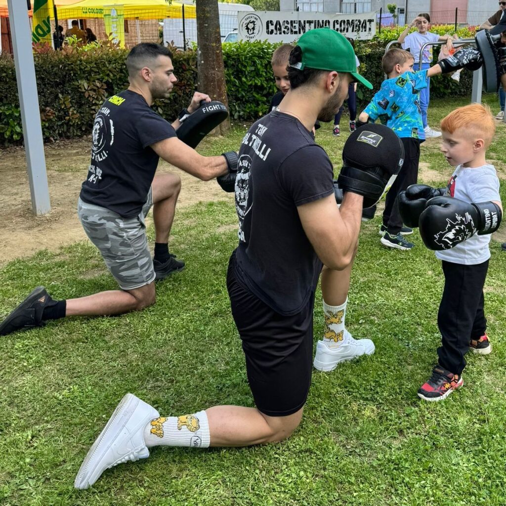 gli istruttori della Casentino Combat mentre fanno i pao con i bambini durante l'inaugurazione dell'area fitness all'Area Verde di Soci